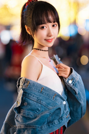 女孩子趴凳子上挨打